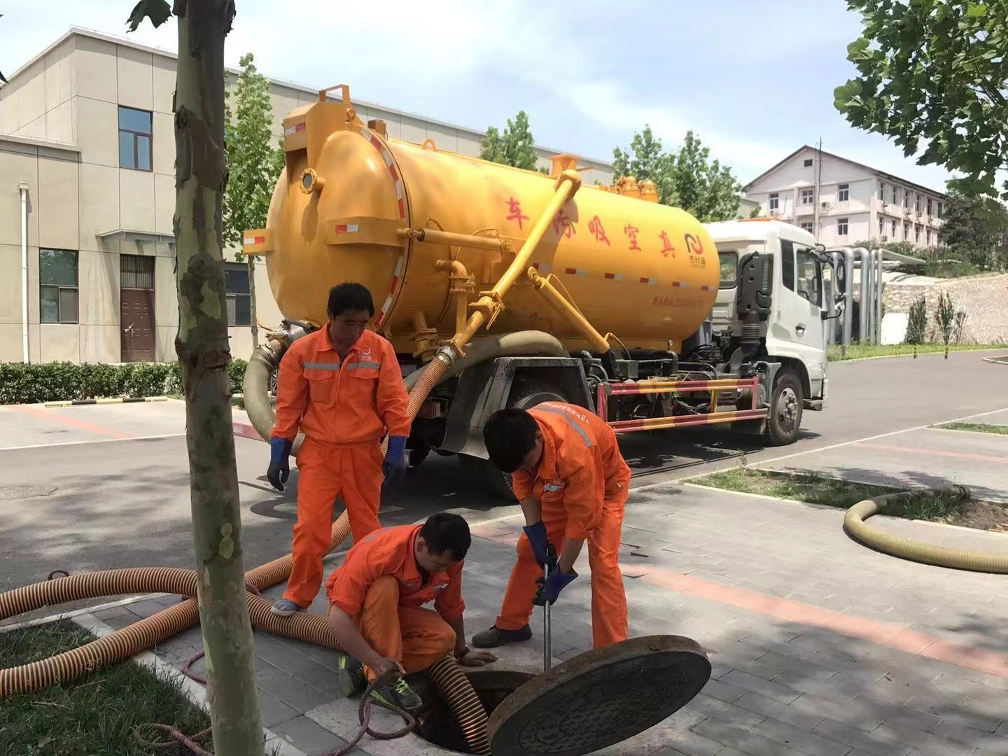 什运乡管道疏通车停在窨井附近