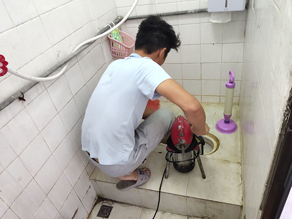 什运乡管道堵塞冒臭气 专业师傅现场解决问题